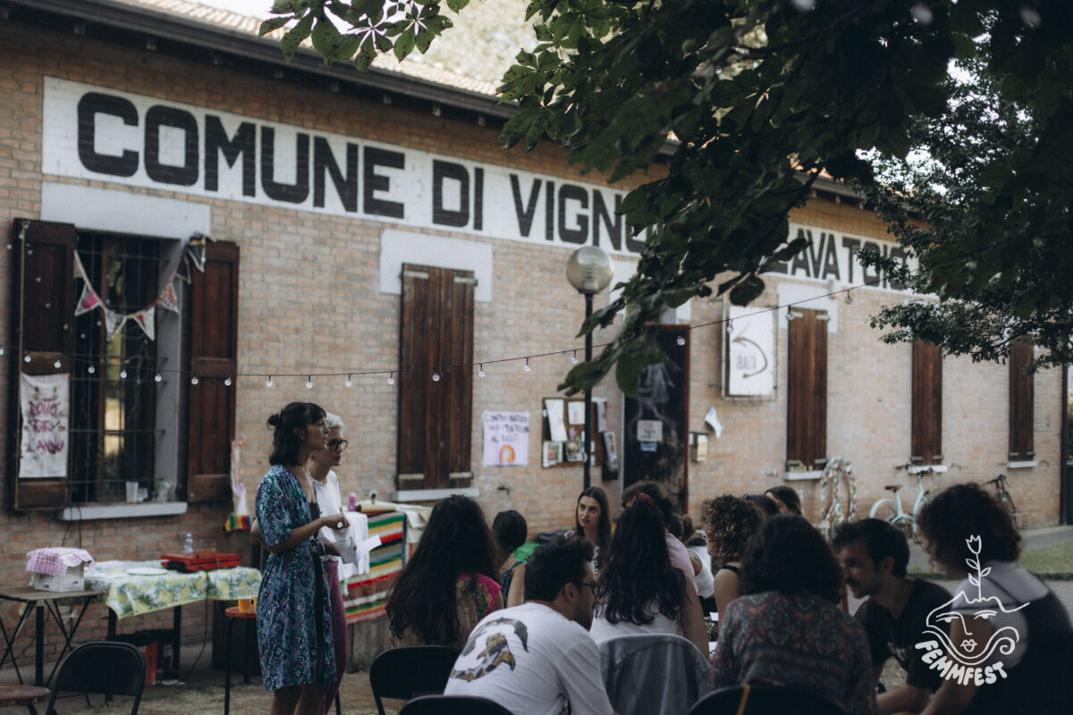 Non esistono femminismi ‘altri’: come decostruiamo l’egemonia del femminismo bianco